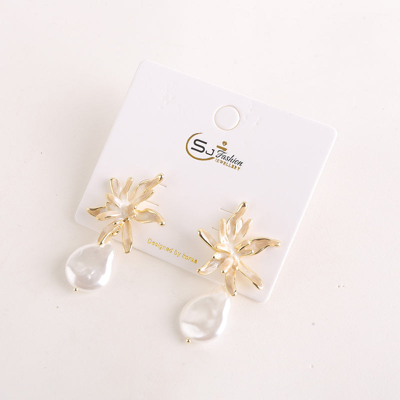 Retro Golden Flower Dangle Earrings White (709)